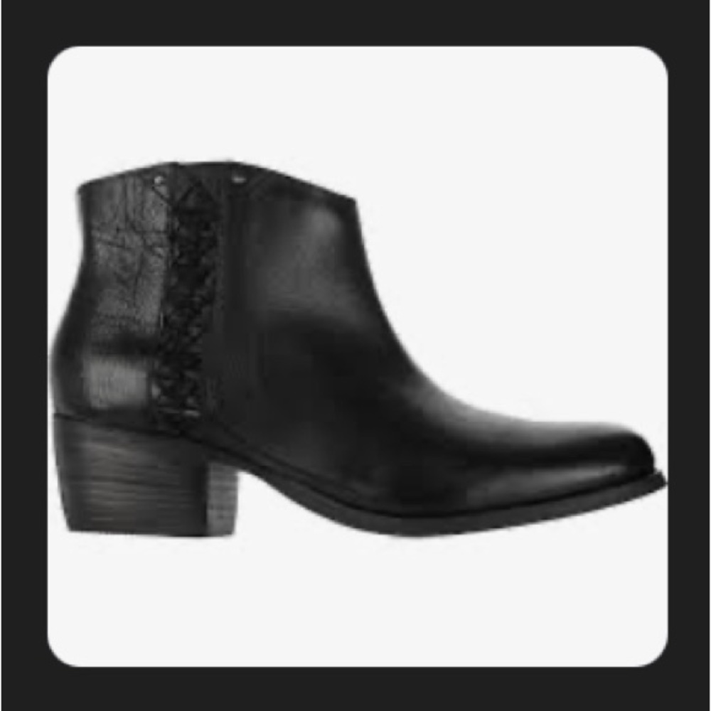CLARKS - Womens Boots Maypearl Fawn. Size 8
